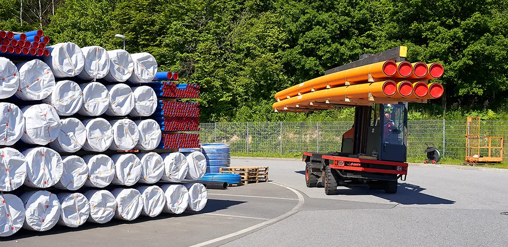 Seitenstapler mit Gasrohren im Gerodur Außenlager