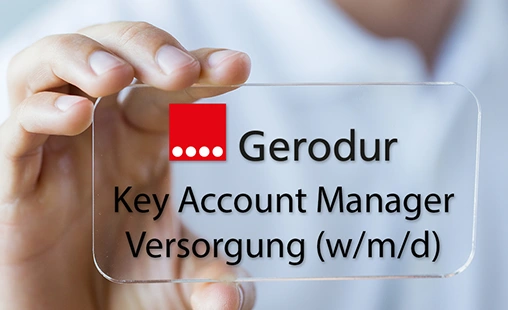 Eine Person hält ein Glasschild hoch mit Gerodur Logo und der Aufschrift Key Account Manager